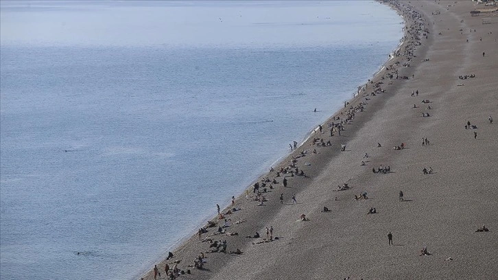 Antalya'da senenin önceki haset denize girip iyi havada yüzmenin tadını çıkardılar