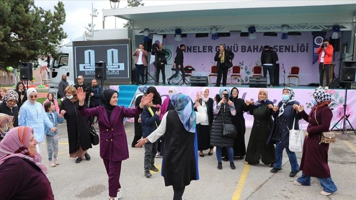 Erzurum'da anneler günlerini halaylarla sevinç havasında kutladı