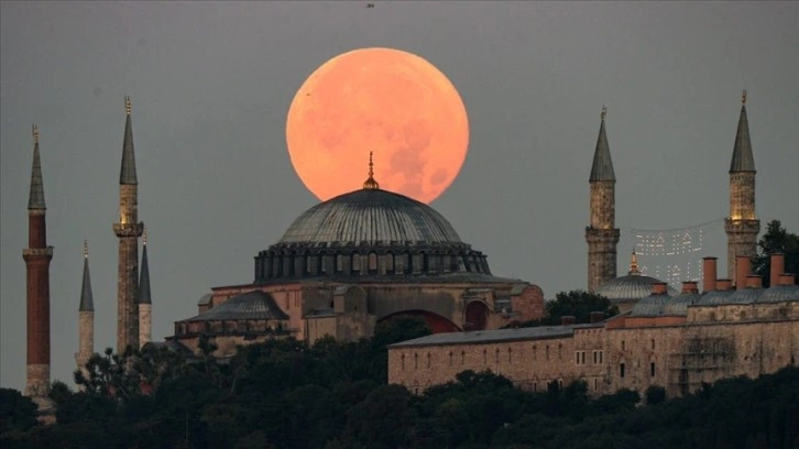 İstanbul'da dolunay şehrin remiz noktalarıyla ışık karelerine yansıdı