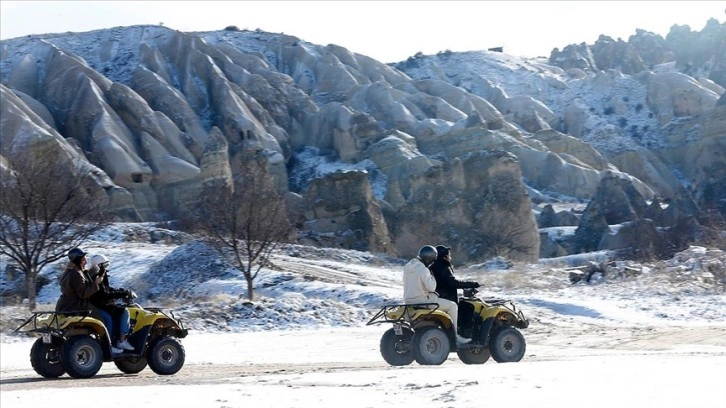 Karla kaplanan Kapadokya turistlerin ilgisini topladı