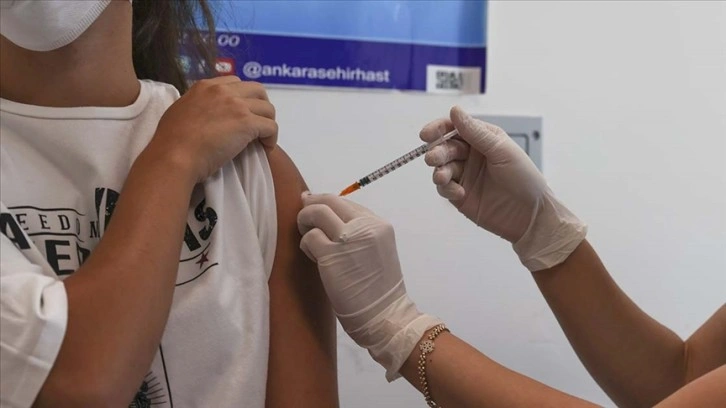 Kovid-19'la mücadelede iki doz aşı geçerli isim sayısı 50 milyonu geçti
