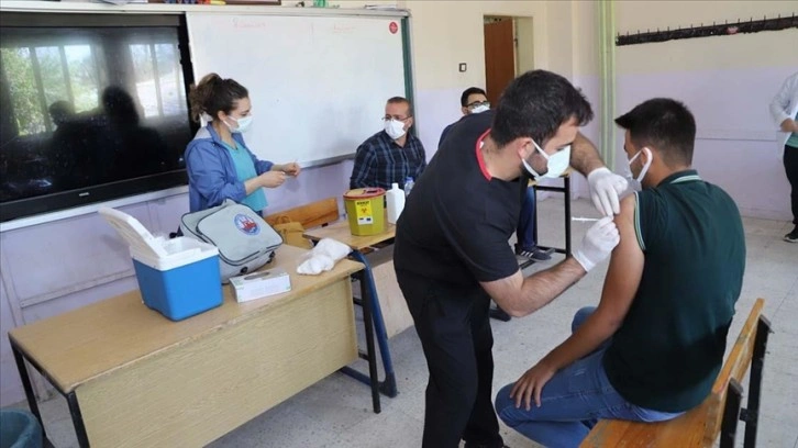 Şanlıurfa'da esenlik ekipleri gençleri aşıya inandırma kılmak düşüncesince okulları geziyor
