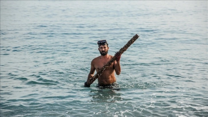 Tüpsüz dalarak Akdeniz'in gökçe sularını mızrap atıklardan temizliyor