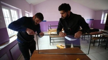 Bitlis'te üniversite öğrencileri aralık tatilde köy okulunu onardı