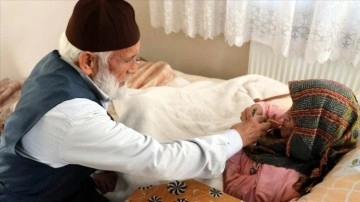 Emekli imam mefluç eşine yârenlik ve özenle bakıyor