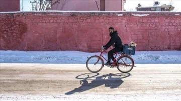Köyden bağış gönderilen kuzuyu 'yorulmasın' niteleyerek bisikletiyle taşıdı