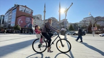 Okula bisikletiyle revan Nurgül öğretmen, öğrencilerine dayanıklı oluyor