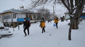 Sağlık ekipleri dölleme düşüncesince Erzincan'ın karlı yollarını paletli ambulansla aşıyor