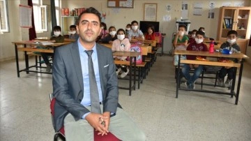 Sınır köyündeki öğrencileri düşüncesince seferber he 'Küresel Öğretmen Ödülü'ne sözlü gösterildi