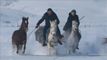 Yarışlara hazırladıkları atlarla kar üzerinde idman yapıyorlar